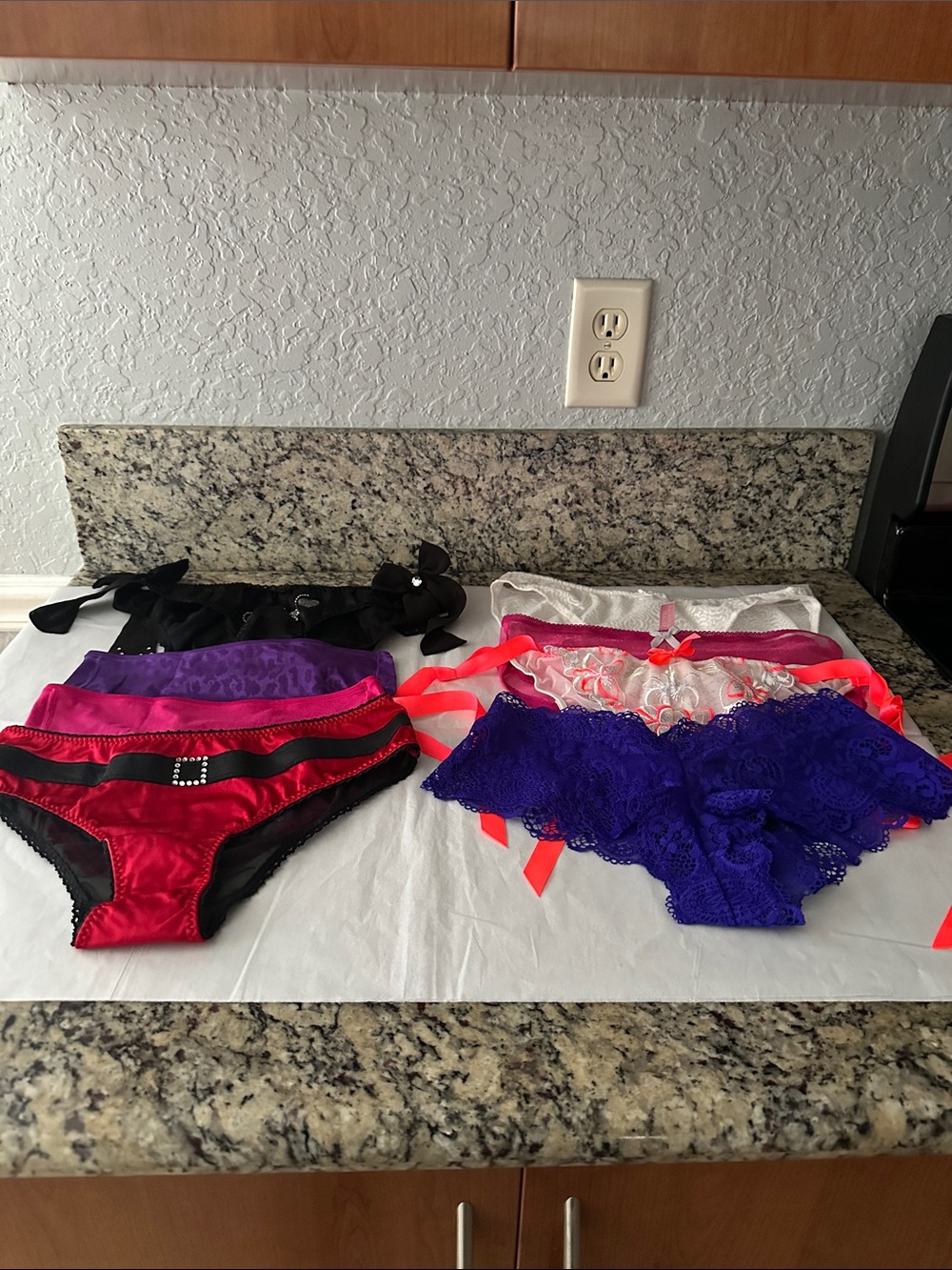 New without tags victoria’s Secret- Assorted panties size medium lot of 8